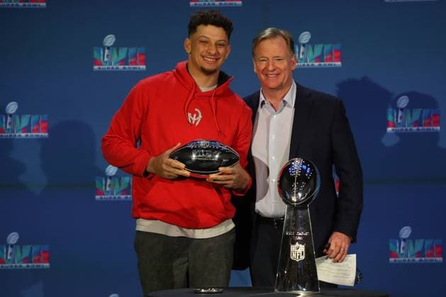 Sport Bilder des Tages Kansas City Chiefs quarterback Patrick Mahomes poses for a photo with NFL, American Football Herren, USA Commissioner Roger Goodell after receiving the Super Bowl MVP Trophy at a press conference, PK, Pressekonferenz in Phoenix, Arizona on Monday, February 13, 2023.  SBP20230213101 AARONxJOSEFCZYK