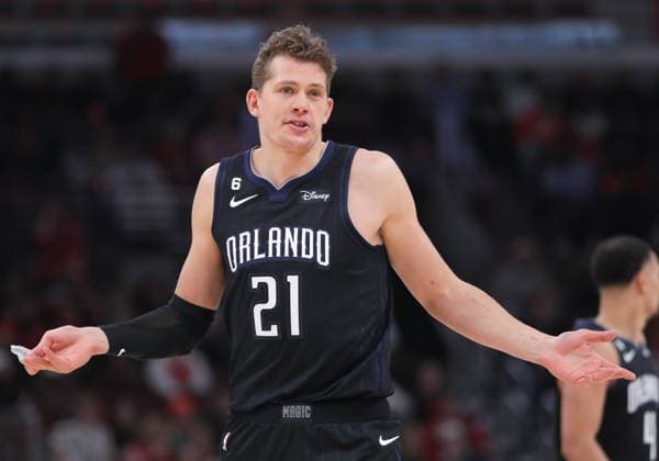Sport Bilder des Tages CHICAGO, IL - FEBRUARY 13: Orlando Magic Center Moritz Wagner (21) reacts to a call during a NBA, Basketball Herren, USA game between the Orlando Magic and the Chicago Bulls on February 13, 2023 at the United Center in Chicago, IL. (Photo by Melissa Tamez Icon Sportswire) NBA: FEB 13 Magic at Bulls Icon23021313
