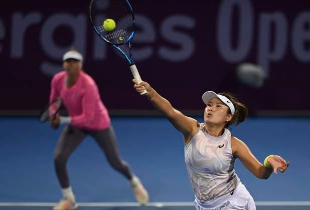 (230214) -- DOHA, Feb. 14, 2023 -- Yang Zhaoxuan (R) of China Vera Zvonareva of Russia compete during the doubles round of 16 match against Beatriz Haddad Maia of Brazil Marie Bouzkova of the Czech Republic at WTA500 Qatar Open 2023 in Doha, Qatar, Feb. 13, 2023. (Photo by Xinhua) (SP)QATAR-DOHA-TENNIS WTA, Tennis Damen 500-DAY 1 Nikku 