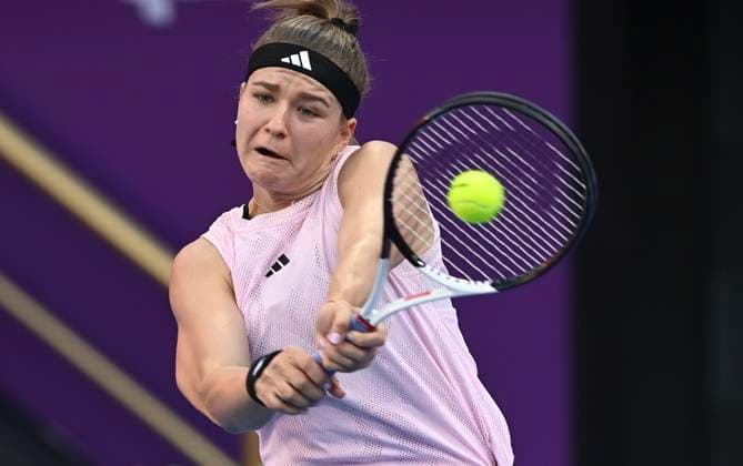 (230214) -- DOHA, Feb. 14, 2023 -- Karol¨ªna Muchova of the Czech Republic hits a return during the singles round of 32 match against Martina Trevisan of Italy at WTA500 Qatar Open 2023 in Doha, Qatar, Feb. 13, 2023. (Photo by Xinhua) (SP)QATAR-DOHA-TENNIS WTA, Tennis Damen 500-DAY 1 Nikku 