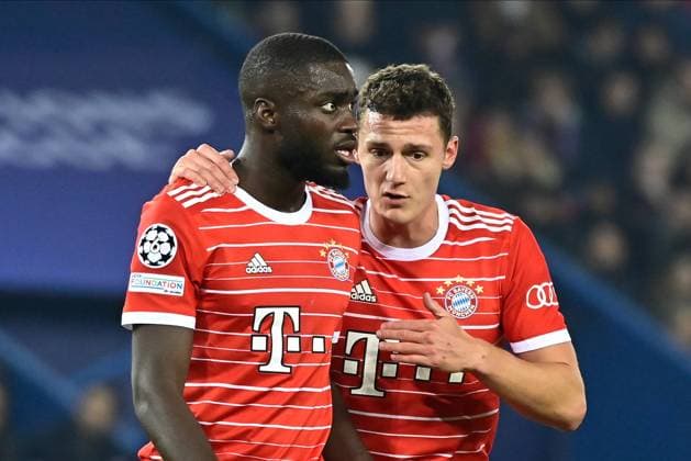 Attitude de Dayot Upamecano ( 2 - Bayern Munich ) - Benjamin Pavard ( 5 - Bayern Munich ) - FOOTBALL : PSG vs Bayern de Munich -1 8e finale - ligue des Champions - 14 02 2023 FedericoPestellini Panoramic 