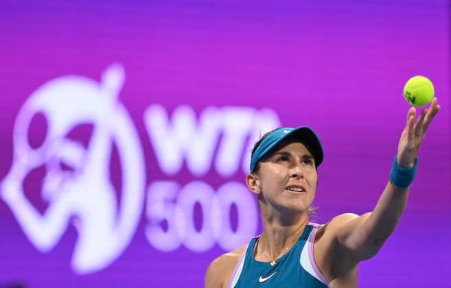 Sport Bilder des Tages (230215) -- DOHA, Feb. 15, 2023 -- Belinda Bencic of Switzerland serves during the singles round of 32 match against Viktoriya Tomova of Bulgaria at WTA500 Qatar Open 2023 in Doha, Qatar, Feb. 14, 2023. (Photo by Xinhua) (SP)QATAR-DOHA-TENNIS WTA, Tennis Damen 500-DAY 2 Nikku 