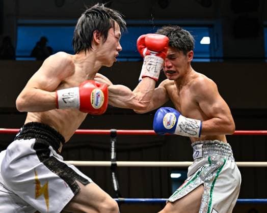 Sport Themen der Woche KW07 Kenta Nakagawa (red gloves) and Akio Furutani (blue gloves) compete during their vacant WBO Asia Pacific Super Flyweight boxing bout at Korakuen Hall in Tokyo, Japan, February 14, 2023. Noxthirdxpartyxsales  (210794010)