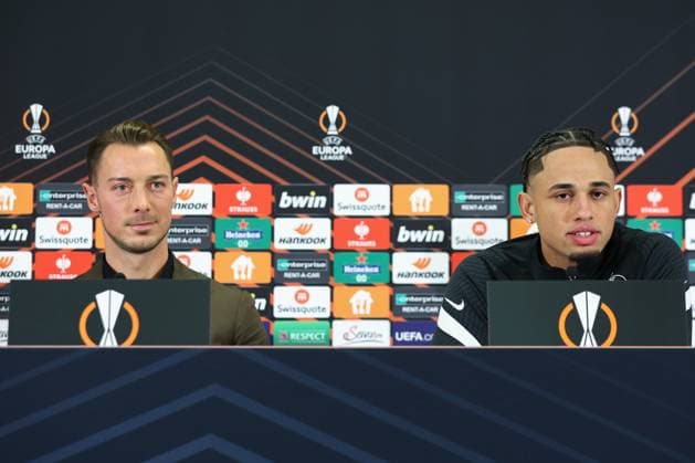 SOCCER - UEFA EL, RBS vs Roma SALZBURG,AUSTRIA,15.FEB.23 - SOCCER - UEFA Europa League, play off, Red Bull Salzburg vs AS Roma, preview, press conference, PK, Pressekonferenz RBS. Image shows head coach Matthias Jaissle and Noah Okafor (RBS).  GEPAxpictures xDavidxGeieregger