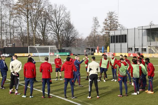 AMSTERDAM - Ajax coach John Heitinga during a training session prior to the UEFA Europa League play-off match between Ajax Amsterdam and FC Union Berlin at sportpark de Toekomst on February 15, 2023 in Amsterdam, Netherlands. ANP MAURICE VAN STONE UEFA Europa League Play-off MD-1 2022 2023 xVIxANPxSportx xxANPxIVx 462843436 originalFilename: 462843436.jpg