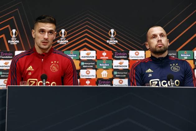 AMSTERDAM - (lr) Dusan Tadic and Ajax coach John Heitinga during the press conference, PK, Pressekonferenz prior to the UEFA Europa League play-off match between Ajax Amsterdam and FC Union Berlin at Johan Cruijff ArenA on February 15, 2023 in Amsterdam, Netherlands. ANP MAURICE VAN STONE UEFA Europa League Play-off MD-1 2022 2023 xVIxANPxSportx xxANPxIVx 462848079 originalFilename: 462848079.jpg