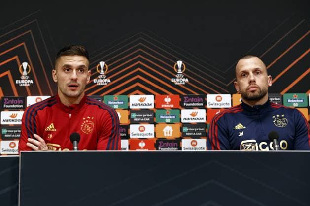 AMSTERDAM - (lr) Dusan Tadic and Ajax coach John Heitinga during the press conference, PK, Pressekonferenz prior to the UEFA Europa League play-off match between Ajax Amsterdam and FC Union Berlin at Johan Cruijff ArenA on February 15, 2023 in Amsterdam, Netherlands. ANP MAURICE VAN STONE UEFA Europa League Play-off MD-1 2022 2023 xVIxANPxSportx xxANPxIVx 462848284 originalFilename: 462848284.jpg