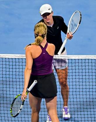 WTA, Tennis Damen Qatar TotalEnergies Open 2023 Iga Swiatek of Poland (R) shakes hands with Danielle Collins of United States after the round of 16 match at the WTA Qatar TotalEnergies Open tennis tournament at the Khalifa International Tennis Complex in Doha, Qatar, 15 February 2023 DOHA Qatar  Copyright: xNoushadxThekkayilx originalFilename:varittyakkal-wtaqatar230215_npJVK.jpg