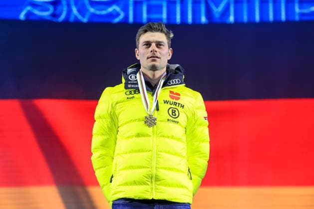 Bilder des Jahres 2023, Sport 02 Februar Sport Themen der Woche KW07 Sport Bilder des Tages ALPINE SKIING - FIS Ski WC Courchevel Meribel MERIBEL,FRANCE,15.FEB.23 - ALPINE SKIING - FIS Alpine World Ski Championships, parallel, men, medal plaza, award ceremony. Image shows Alexander Schmid (GER). Keywords: trophy, medal.  GEPAxpictures xMarioxBuehner