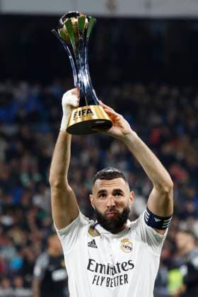 Bilder des Jahres 2023, Sport 02 Februar Sport Themen der Woche KW07 Sport Bilder des Tages ESP: Real Madrid v Elche CF. La Liga Santander Karim Benzema of Real Madrid with the FIFA Club World Cup during the La Liga match between Real Madrid and Elche CF played at Santiago Bernabeu Stadium on February 15, 2023 in Madrid, Spain. kpng Copyright: xCesarxCebollax xPRESSINx CC_230215_016