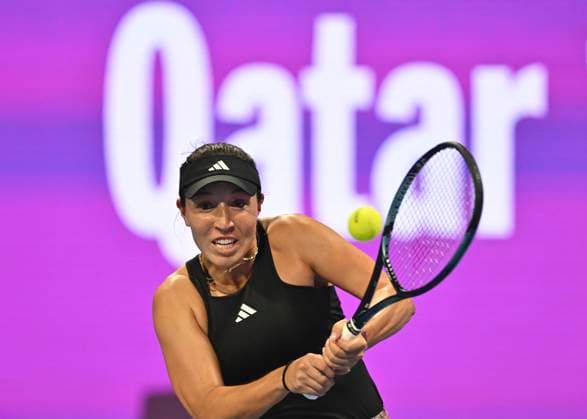(230216) -- DOHA, Feb. 16, 2023 -- Jessica Pegula of the United States hits a return during the singles round of 16 match against Jelena Ostapenko of Latvia at WTA500 Qatar Open 2023 in Doha, Qatar, Feb. 15, 2023. (Photo by Xinhua) (SP)QATAR-DOHA-TENNIS WTA, Tennis Damen 500 Nikku 