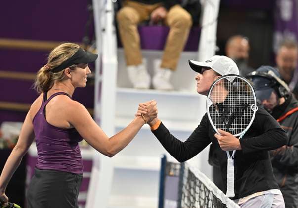 (230216) -- DOHA, Feb. 16, 2023 -- Iga Swiatek (R) of Poland shakes hands with Danielle Collins of the United States after the singles round of 16 match at WTA500 Qatar Open 2023 in Doha, Qatar, Feb. 15, 2023. (Photo by Nikku Xinhua) (SP)QATAR-DOHA-TENNIS WTA, Tennis Damen 500 yangyuanyong 