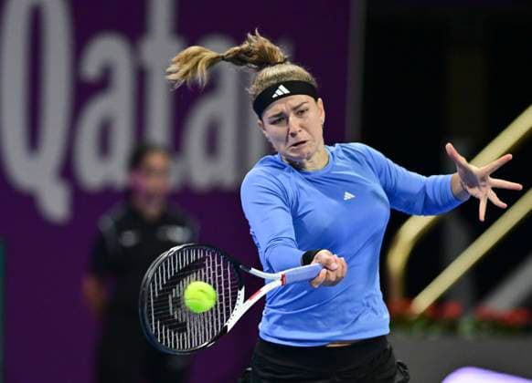 (230216) -- DOHA, Feb. 16, 2023 -- Karolina Muchova of the Czech Republic hits a return during the singles round of 16 match against Caroline Garcia of France at WTA500 Qatar Open 2023 in Doha, Qatar, Feb. 15, 2023. (Photo by Xinhua) (SP)QATAR-DOHA-TENNIS WTA, Tennis Damen 500 Nikku 