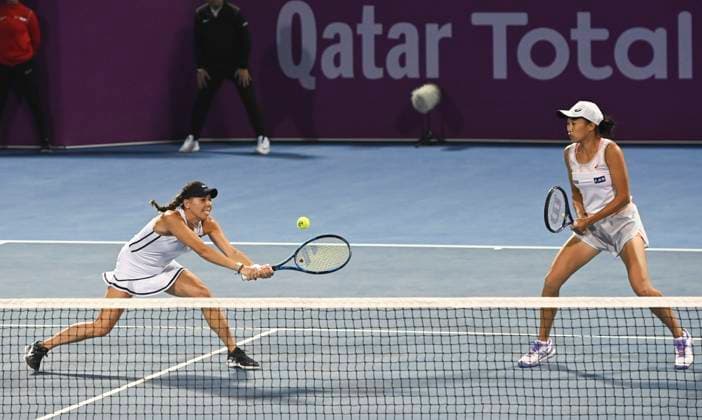(230216) -- DOHA, Feb. 16, 2023 -- Zhang Shuai of China Giuliana Olmos (L) of Mexico compete during the doubles quarter finals match against Aoyama Shuko Ninomiya Makoto of Japan at WTA500 Qatar Open 2023 in Doha, Qatar, Feb. 15, 2023. (Photo by Xinhua) (SP)QATAR-DOHA-TENNIS WTA, Tennis Damen 500 Nikku 