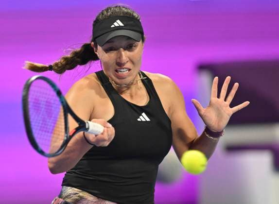 (230216) -- DOHA, Feb. 16, 2023 -- Jessica Pegula of the United States hits a return during the singles round of 16 match against Jelena Ostapenko of Latvia at WTA500 Qatar Open 2023 in Doha, Qatar, Feb. 15, 2023. (Photo by Xinhua) (SP)QATAR-DOHA-TENNIS WTA, Tennis Damen 500 Nikku 
