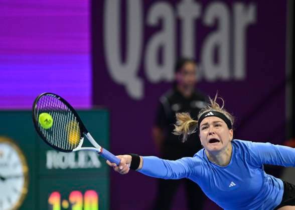 (230216) -- DOHA, Feb. 16, 2023 -- Karolina Muchova of the Czech Republic hits a return during the singles round of 16 match against Caroline Garcia of France at WTA500 Qatar Open 2023 in Doha, Qatar, Feb. 15, 2023. (Photo by Xinhua) (SP)QATAR-DOHA-TENNIS WTA, Tennis Damen 500 Nikku 