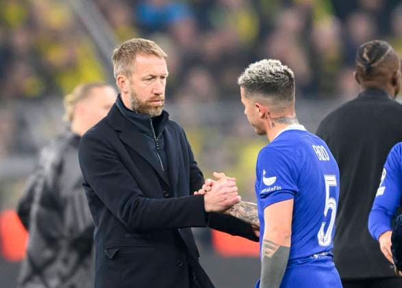 Coach Graham POTTER l Chelsea claps Enzo FERNANDEZ Chelsea after the match, Football Champions League, Round of 16 first leg, Borussia Dortmund DO FC Chelsea 1 0, on 15 02 2023 in Dortmund Germany Â