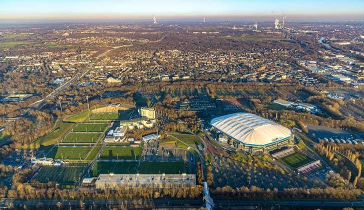 Aerial view, Veltins Arena Bundesliga stadium of FC Schalke 04 with closed roof and extended pitch lawn, Erle, Gelsenkirchen, Ruhr area, North Rhine Westphalia, Germany ATTENTIONxMINESTHONORARx60xEURO