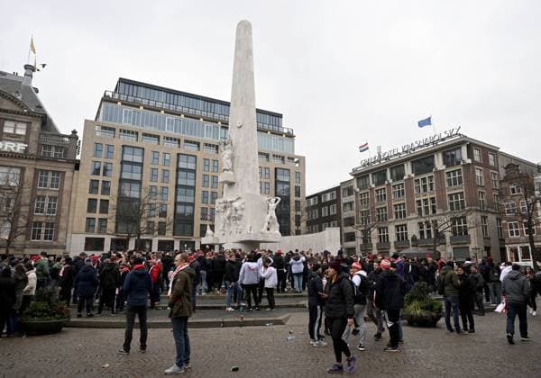 Football, men, season 2022 2023, Europa League play offs to the round of 16, first leg , Ajax Amsterdam 1 FC Union Berlin, in the picture fans of Union on match day in Amsterdam at Dam Square, 16 02 2023, Copyright: xMatthiasxKochx
