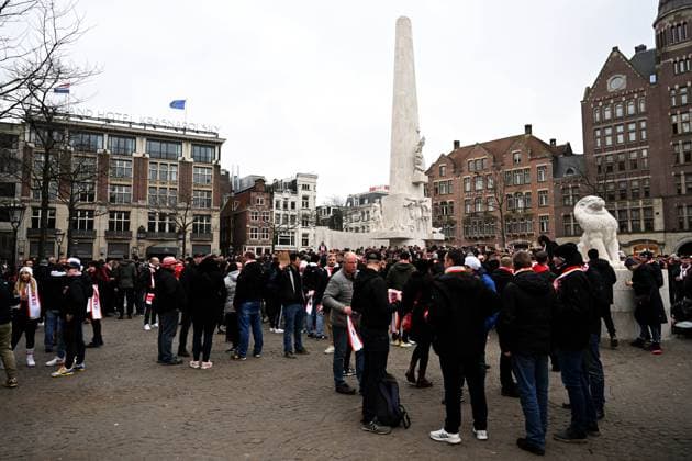 Football, men, season 2022 2023, Europa League play offs to the round of 16, first leg , Ajax Amsterdam 1 FC Union Berlin, in the picture fans of Union on match day in Amsterdam at Dam Square, 16 02 2023, Copyright: xMatthiasxKochx