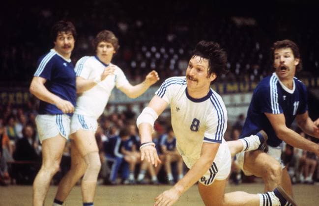 Pokalfinale: VFL Gummersbach - TV Hüttenberg 15.06.1977 in Dortmund Horst Spengler vor Joachim Deckarm ( rechts ) *** Cup final VFL Gummersbach TV Hüttenberg 15 06 1977 in Dortmund Horst Spengler before Joachim Deckarm right HM