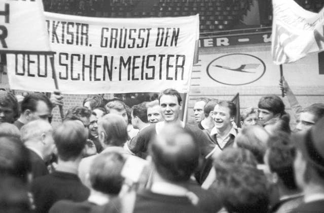 Deutsche Hallenhandball-Meisterschaften in Dortmund 25.03.1967: VFL Gummersbach Deutscher Meister nach Sieg im Finale über den TV Hochdorf (23:7). Hansi Schmidt (Gummersbach) nach dem Sieg inmitten der Fans. *** German indoor handball championships in Dortmund 25 03 1967 VFL Gummersbach German champion after winning the final against TV Hochdorf 23 7 Hansi Schmidt Gummersbach after the victory among the fans HM