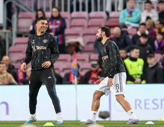 UEFA Europa League Knockout Round Play-Offs Barcelona v Manchester United, ManU Casemiro 18 of Manchester United & Bruno Fernandes 8 of Manchester United warm up before the UEFA Europa League Knockout Round Play-Offs Barcelona vs Manchester United at Spotify Camp Nou, Barcelona, Spain, 16th February 2023 (Photo by Mark Cosgrove News Images) Barcelona Camp Nou Catalonia Spain Copyright: xMarkxCosgrove NewsxImagesx