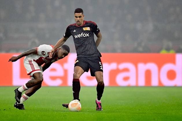 AMSTERDAM, 16-02-2023 , JohanCruyff Arena, season 2022 2023 , Europa League match between Ajax and Union Berlin, Union Berlin player Danilho Doekhi with Ajax player Steven Bergwijn during the match Ajax - Union Berlin Ajax - Union Berlin  x19917275x Copyright: