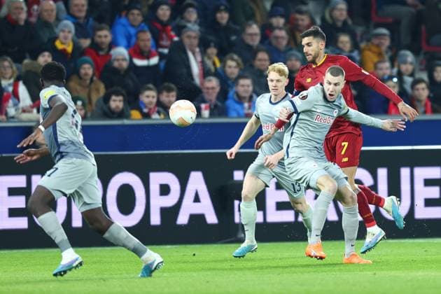 SOCCER - UEFA EL, RBS vs Roma SALZBURG,AUSTRIA,16.FEB.23 - SOCCER - UEFA Europa League, play off, Red Bull Salzburg vs AS Roma. Image shows Nicolas Seiwald (RBS), Lorenzo Pellegrini (Roma) and Strahinja Pavlovic (RBS).  GEPAxpictures xDavidxGeieregger