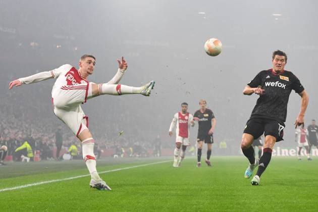 Football, men, season 2022 2023, Europa League Play Offs to the round of 16, first leg , Ajax Amsterdam 1 FC Union Berlin, v l Kenneth Taylor Ajax Amsterdam and Kevin Behrens 1 FC Union Berlin in duel , 16 02 2023, Copyright: xMatthiasxKochx