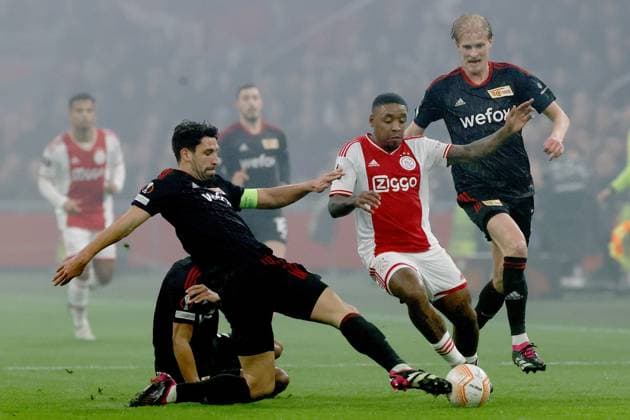 AMSTERDAM, 16-02-2023 , JohanCruyff Arena, season 2022 2023 , Europa League match between Ajax and Union Berlin, Ajax player Steven Bergwijn with Union Berlin player Rani Khedira during the match Ajax - Union Berlin Ajax - Union Berlin  x19917305x Copyright: