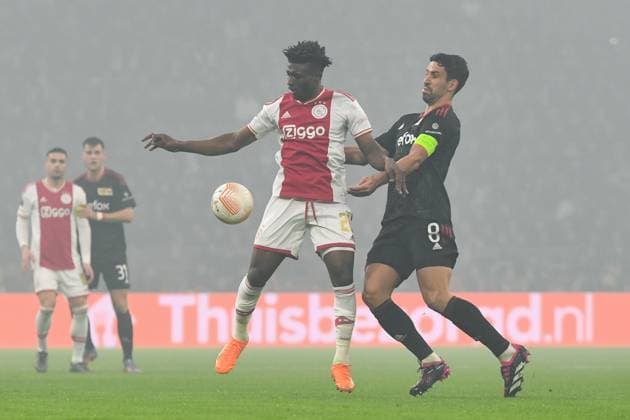 Football, men, season 2022 2023, Europa League Play Offs to the round of 16, first leg , Ajax Amsterdam 1 FC Union Berlin, v l Mohammed Kudus Ajax Amsterdam and Rani Khedira 1 FC Union Berlin in duel , 16 02 2023, Copyright: xMatthiasxKochx