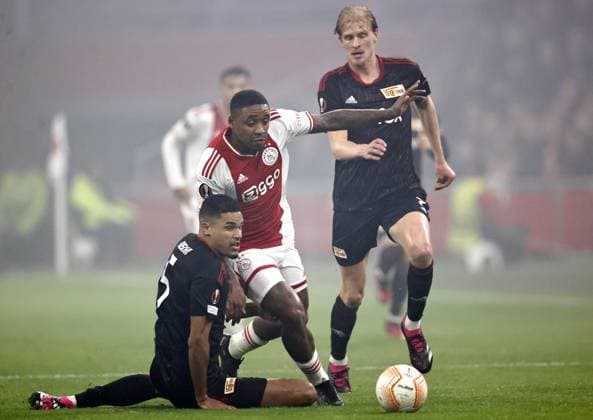 AMSTERDAM - (lr) Danilho Doekhi of 1. FC Union Berlin, Steven Bergwijn of Ajax, Morten Thorsby of 1. FC Union Berlin during the UEFA Europa league play-off match between Ajax Amsterdam and FC Union Berlin at the Johan Cruijff ArenA on 16 February 2023 in Amsterdam, Netherlands. ANP MAURICE VAN STONE AFC Ajax Amsterdam v 1. FC Union Berlin: Knockout Round Play-Off Leg One - UEFA Europa League 2022 2023 xVIxANPxSportx xxANPxIVx 462932788 originalFilename: 462932788.jpg