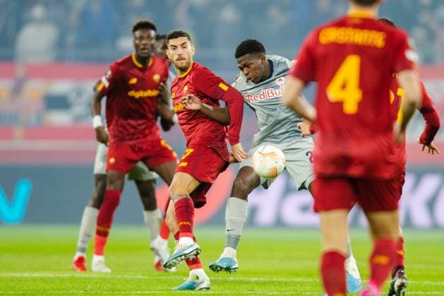 SOCCER - UEFA EL, RBS vs Roma SALZBURG,AUSTRIA,16.FEB.23 - SOCCER - UEFA Europa League, play off, Red Bull Salzburg vs AS Roma. Image shows Lorenzo Pellegrini (Roma) and Lucas Gourna-Douath (RBS).  GEPAxpictures xGintarexKarpaviciute