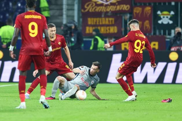SOCCER - UEFA EL, RBS vs Roma SALZBURG,AUSTRIA,16.FEB.23 - SOCCER - UEFA Europa League, play off, Red Bull Salzburg vs AS Roma. Image shows Nemanja Matic (Roma) and Amar Dedic (RBS).  GEPAxpictures xDavidxGeieregger