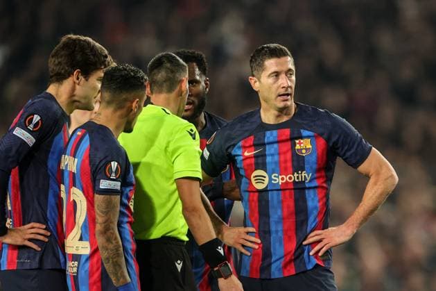 UEFA Europa League Knockout Round Play-Offs Barcelona v Manchester United, ManU Robert Lewandowski 9 of Barcelona wins a free kick during the UEFA Europa League Knockout Round Play-Offs Barcelona vs Manchester United at Spotify Camp Nou, Barcelona, Spain, 16th February 2023 (Photo by Mark Cosgrove News Images) Barcelona Camp Nou Catalonia Spain Copyright: xMarkxCosgrove NewsxImagesx