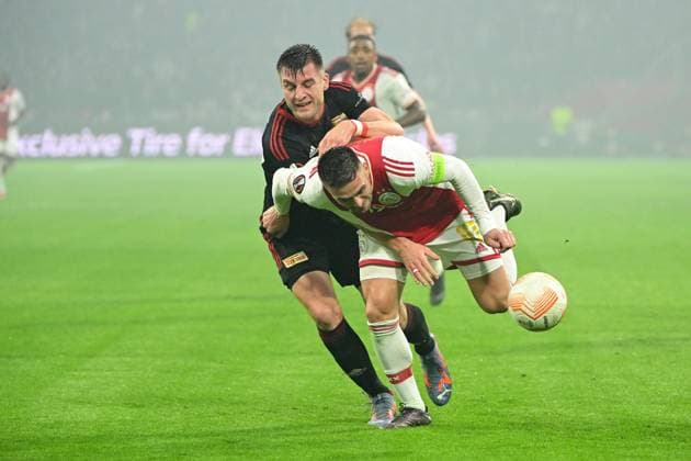 Football, men, season 2022 2023, Europa League Play Offs to the round of 16, first leg , Ajax Amsterdam 1 FC Union Berlin, v l Robin Knoche 1 FC Union Berlin and Dusan Tadic Ajax Amsterdam in duel , 16 02 2023, Copyright: xMatthiasxKochx