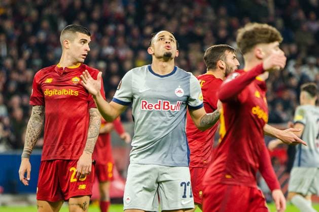 SOCCER - UEFA EL, RBS vs Roma SALZBURG,AUSTRIA,16.FEB.23 - SOCCER - UEFA Europa League, play off, Red Bull Salzburg vs AS Roma. Image shows Gianluca Mancini (Roma) and Noah Okafor (RBS).  GEPAxpictures xGintarexKarpaviciute