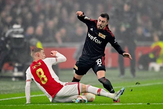 AMSTERDAM, 16-02-2023 , JohanCruyff Arena, season 2022 2023 , Europa League match between Ajax and Union Berlin, Ajax player Kenneth Taylor with Union Berlin player Josip Juranovic during the match Ajax - Union Berlin Ajax - Union Berlin  x19917451x Copyright: