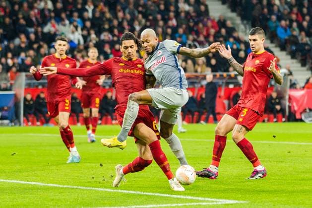 SOCCER - UEFA EL, RBS vs Roma SALZBURG,AUSTRIA,16.FEB.23 - SOCCER - UEFA Europa League, play off, Red Bull Salzburg vs AS Roma. Image shows Chris Smalling (Roma) and Fernando dos Santos Pedro (RBS).  GEPAxpictures xGintarexKarpaviciute