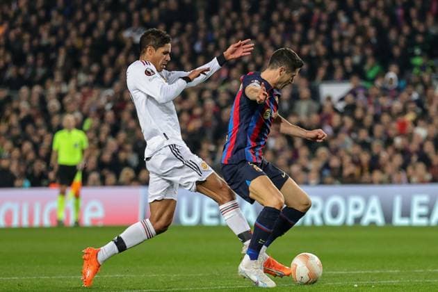 UEFA Europa League Knockout Round Play-Offs Barcelona v Manchester United, ManU RaphaÃ«l Varane 19 of Manchester United challenges Robert Lewandowski 9 of Barcelona during the UEFA Europa League Knockout Round Play-Offs Barcelona vs Manchester United at Spotify Camp Nou, Barcelona, Spain, 16th February 2023 (Photo by Mark Cosgrove News Images) Barcelona Camp Nou Catalonia Spain Copyright: xMarkxCosgrove NewsxImagesx
