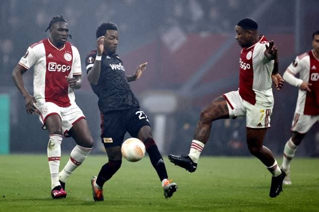 AMSTERDAM - (lr) Calvin Bassey of Ajax, Sheraldo Becker of 1. FC Union Berlin, Steven Bergwijn of Ajax during the UEFA Europa league play-off match between Ajax Amsterdam and FC Union Berlin at the Johan Cruijff ArenA on February 16, 2023 in Amsterdam , The Netherlands. ANP MAURICE VAN STONE AFC Ajax Amsterdam v 1. FC Union Berlin: Knockout Round Play-Off Leg One - UEFA Europa League 2022 2023 xVIxANPxSportx xxANPxIVx 462933735 originalFilename: 462933735.jpg
