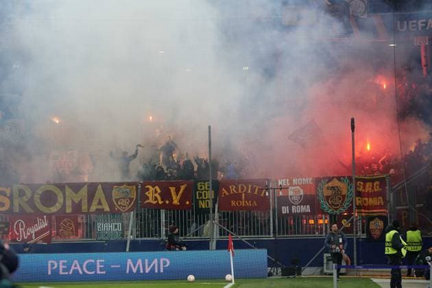 Salzburg, Austria 16 February 2023 Europa League 2022 2023 RB Salzburg vs AS Roma In the picture Fans from Rome ignite pyrotechnics in the fan block Stadium Salzburg Copyright: xFotostandx xWassmuthx