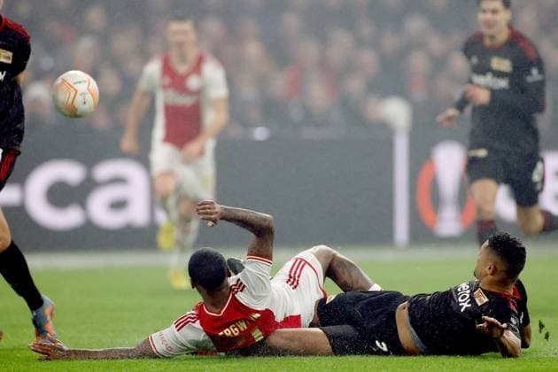 AMSTERDAM, 16-02-2023 , JohanCruyff Arena, season 2022 2023 , Europa League match between Ajax and Union Berlin, Ajax player Steven Bergwijn with Union Berlin player Danilho Doekhi during the match Ajax - Union Berlin Ajax - Union Berlin  x19917516x Copyright: