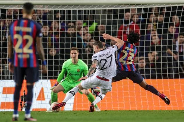 UEFA Europa League Knockout Round Play-Offs Barcelona v Manchester United, ManU Wout Weghorst 27 of Manchester United has a shot on target during the UEFA Europa League Knockout Round Play-Offs Barcelona vs Manchester United at Spotify Camp Nou, Barcelona, Spain, 16th February 2023 (Photo by Mark Cosgrove News Images) Barcelona Camp Nou Catalonia Spain Copyright: xMarkxCosgrove NewsxImagesx