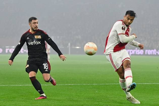 AMSTERDAM, 16-02-2023 , JohanCruyff Arena, season 2022 2023 , Europa League match between Ajax and Union Berlin, Ajax player Owen Wijndal with Union Berlin player Josip Juranovic during the match Ajax - Union Berlin Ajax - Union Berlin  x19917519x Copyright: