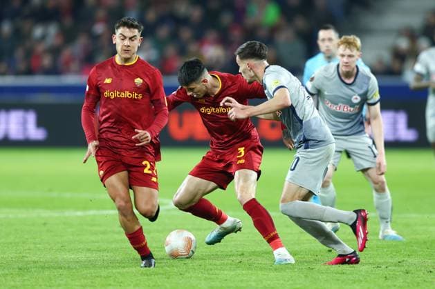 SOCCER - UEFA EL, RBS vs Roma SALZBURG,AUSTRIA,16.FEB.23 - SOCCER - UEFA Europa League, play off, Red Bull Salzburg vs AS Roma. Image shows Paulo Dybala, Roger Ibanez da Silva (Roma) and Amar Dedic (RBS).  GEPAxpictures xDavidxGeieregger