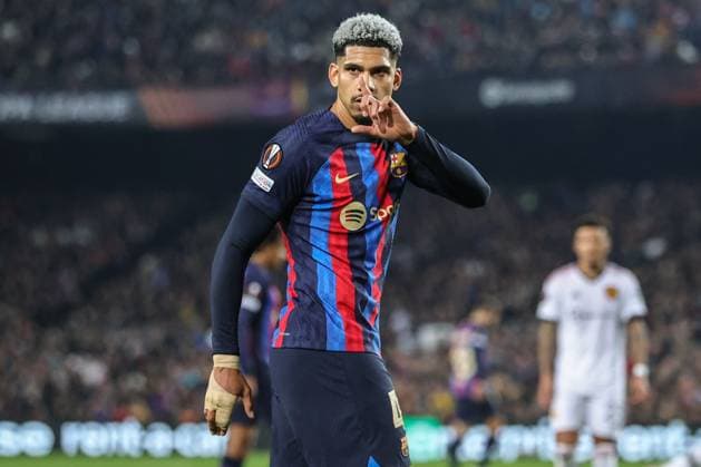 UEFA Europa League Knockout Round Play-Offs Barcelona v Manchester United, ManU Ronald Araujo 4 of Barcelona gives his team instructions during the UEFA Europa League Knockout Round Play-Offs Barcelona vs Manchester United at Spotify Camp Nou, Barcelona, Spain, 16th February 2023 (Photo by Mark Cosgrove News Images) Barcelona Camp Nou Catalonia Spain Copyright: xMarkxCosgrove NewsxImagesx