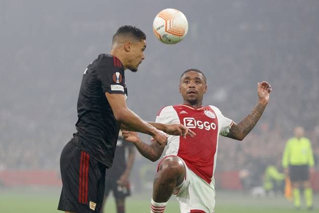 AMSTERDAM, 16-02-2023 , JohanCruyff Arena, season 2022 2023 , Europa League match between Ajax and Union Berlin, Ajax player Steven Bergwijn with Union Berlin player Danilho Doekhi during the match Ajax - Union Berlin Ajax - Union Berlin  x19917524x Copyright: