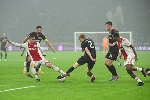 Football, men, season 2022 2023, Europa League Play Offs to the round of 16, first leg , Ajax Amsterdam 1 FC Union Berlin, v l Dusan Tadic Ajax Amsterdam , Rani Khedira 1 FC Union Berlin , Morten Thorsby 1 FC Union Berlin , Robin Knoche 1 FC Union Berlin and Steven Bergwijn Ajax Amsterdam in duel , 16 02 2023, Copyright: xMatthiasxKochx